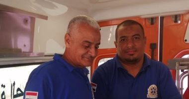 مسعف وسائق يساعدان سيدة فى عملية الولادة داخل سيارة الإسعاف ببنى سويف