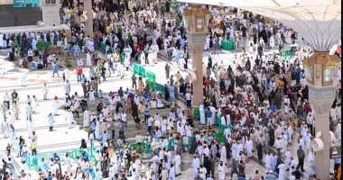 ضيوف الرحمن يؤدون صلاة الجمعة الأولى فى المسجد النبوى بعد مناسك الحج.. صور
