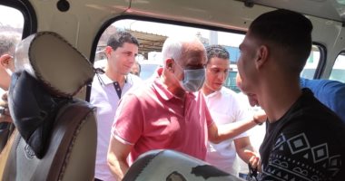 محافظ الجيزة يستوقف الميكروباص بطريق أسيوط الزراعى لسؤال الركاب على الأجرة
