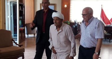 محافظ بورسعيد يستقبل أحد مواطني منطقة "الكنايسة" ببحيرة المنزلة.. صور