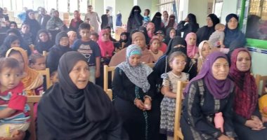 محافظ أسوان يكلف بالوقوف على مطالب واحتياجات المرأة المعيلة بقرية السماحة.. صور
