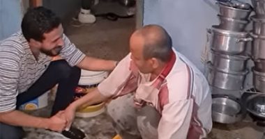 أعطى درسا فى عزة النفس.. ظهر فى فيديو بيغسل السجاد فأبكى الجميع مع فتحى شو