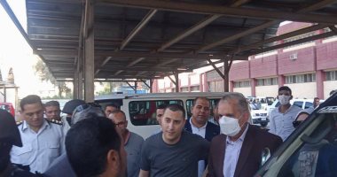 محافظ كفر الشيخ يتابع التزام السائقين بالتعريفة الجديدة بمواقف السيارات.. صور