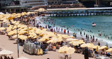 الراية خضراء للاستماع بالبحر.. عودة الهدوء لشواطئ الإسكندرية.. صور