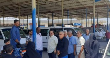 رئيس القنطرة غرب بالإسماعيلية يتابع التزام السائقين بالتعريفة الجديدة.. صور