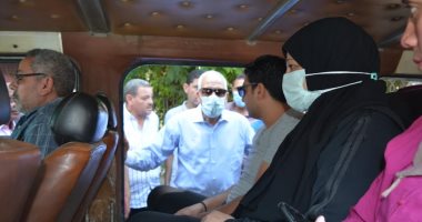 محافظ الجيزة يوقف سيارات الأجرة بالشارع للتأكد من الالتزام بالتعريفة الجديدة