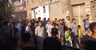 تشييع جثمان شاب لقي مصرعه لدفاعه عن صديقه بسبب خلاف على دراجة بكفر شكر.. صور