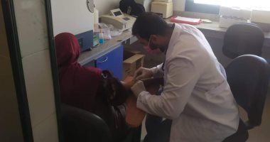 توقيع الكشف الطبى على 225 مريضا ضمن مبادرة حياة كريمة بالوادى الجديد.. صور