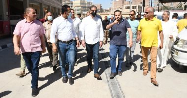محافظ الفيوم يتفقد المواقف لمتابعة الالتزام بتطبيق التعريفة الجديدة.. صور
