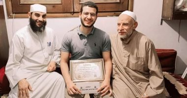 قصة شاب فاز "بتسميع" القرآن كاملا دون أخطاء فى 7 ساعات ببيلا.. الدكتور محمد: أتممت الحفظ فى التاسعة وألجأ لكتاب الله فى حل مشاكلى.. والده: سعيد بالفوز المشرف.. ومنسق المسابقة: نشجع الشباب على حفظ المصحف.. صور