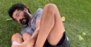 خالد النبوى يستمد طاقته من الأرض فى التمارين الصباحية.. فيديو وصور