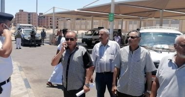 رئيس مدينة الغردقة يجرى جولة تفقدية للتأكيد على تطبيق تعريفة المواصلات.. صور