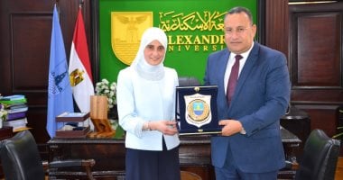 رئيس جامعة الإسكندرية يستقبل طبيبة عيون كرست حياتها لإجراء العمليات بالمجان