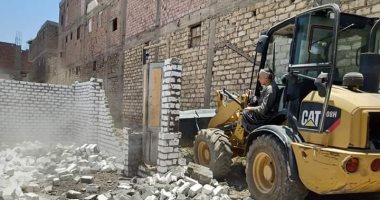إزالة تعديات على الأراضى الزراعية فى المهد بمركز بنى سويف