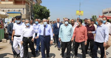 محافظ المنيا يتابع التزام السائقين بالتعريفة الجديدة بمواقف السيارات بأبوقرقاص