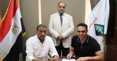 علي عاشور يوقع عقود تدريب فريق كيما أسوان.. صور