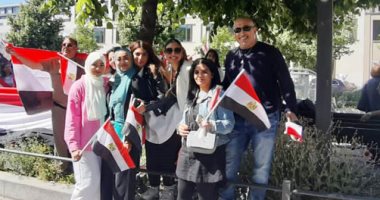 أبناء الجالية المصرية ببرلين يستقبلون الرئيس السيسى بأعلام مصر والأغانى الوطنية.. فيديو وصور