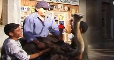 كواليس مشهد النعام لـ محمد هنيدى فى فيلم صاحب صاحبه.. فيديو