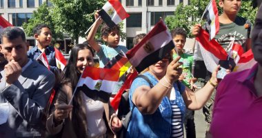 بالأعلام وهتافات "تحيا مصر" الجالية المصرية تستقبل الرئيس السيسي ببرلين.. أبناء الجالية يرفعون صوره ويهتفون "بنحبك يا ريس".. رئيس بيت العائلة المصرية: زيارة الرئيس لألمانيا يوم عيد لأبناء الجالية.. صور وفيديو