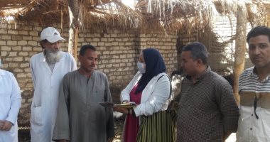 تحصين مواشى بمزرعة دير مارجرجس بالرزيقات ومدينة أرمنت ضد الحمى القلاعية.. صور