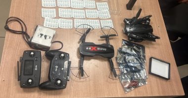 ضبط راكب بحوزته طبنجة وطائرات ونظارات تصوير وكاميرا على هيئة دبوس