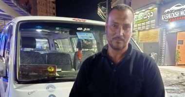 سائق دمياطي يوزع الحلوى على الركاب للالتزام بالتعريفة الجديدة 