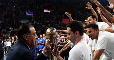 رئيس الوزراء يسلم كأس البطولة الأفريقية لكرة اليد للمنتخب المصرى.. صور