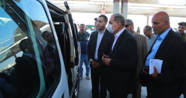 محافظ كفر الشيخ يتفقد مواقف السيارات للتأكد من التزام السائقين بالتعريفة.. صور