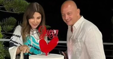 نانسى عجرم تحتفل مع زوجها وأصدقائها بنجاح أغنيتها صح صح.. صور