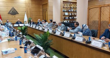 رئيس جامعة بنها يناقش استعدادات تشغيل الجامعة الأهلية بالعبور 