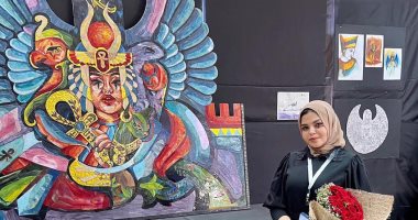 بالدمج بين الخشب والزجاج.. "بسملة" تجسد شخصية إيزيس فى مشروع تخرجها