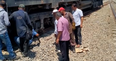 إعادة قطار بضائع إلى مساره بعد خروجه عن القضبان بالتل الكبير بالإسماعيلية