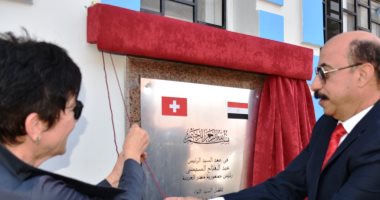 محافظ أسوان وسفيرة سويسرا يفتتحان مشروعا لتحسين مياه الشرب.. صور