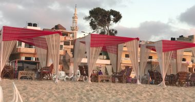 تحت ظل الألوان وعلى كراسى الخيزران السهر للصبح على شاطئ العريش 