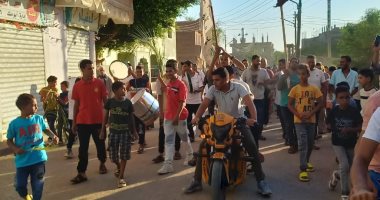 الفلكلور الشعبى الصعيدى فى استقبال الحجيج يعود.. أهالى إحدى القرى يحملون الرايات البيضاء والدفوف والطبول والألعاب النارية فى استقبال أحد أفراد حجاج القرعة.. والزغاريد تدوى فى كل مكان.. والمهنئون يتوافدون.. صور