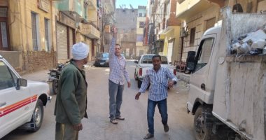 رئيس مدينة الأقصر يتفقد سجلات العاملين بالأحياء ويتابع حملات النظافة بالشوارع.. صور