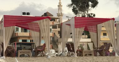 متعة الصيف تحتل ظل ألوان الأبيض والفوشيا على شاطئ العريش