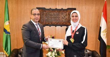 محافظ الفيوم يكرم ميسون إيهاب بعد حصولها على ذهبية بطولة أفريقيا للتايكوندو