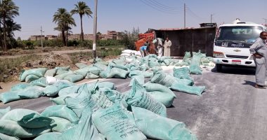 انقلاب سيارة محملة بدقيق مدعم فى قنا