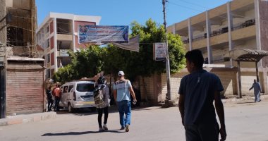 طلاب الثانوية العامة بالمنيا يتوافدون على اللجان أخر أيام الامتحانات.. صور