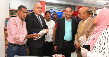 محافظ قنا يفاجئ عددا من المجمعات التجارية والمخابز السياحية بمدينة قنا