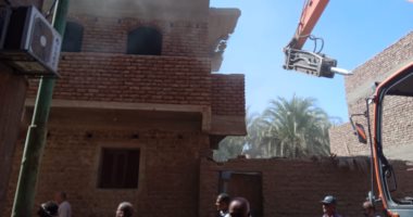 تنفيذ 5 قرارات إزالة على أراضى أملاك الدولة فى مدينة الزينية.. صور