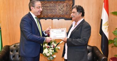 محافظ الفيوم يكرم الفنان التشكيلى محمد عبلة لحصوله على وسام "جوته" الألمانى
