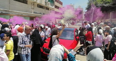  زغاريد ورقص وشماريخ واحتفالات بـ"الجلاليب البيضا" احتفالا بانتهاء ماراثون الثانوية العامة.. فرحة بين الطلاب فى المنوفية والأقصر والمنيا.. عيد فى الشرقية.. و"اليوم السابع" يرصد احتفالات طلاب القليوبية والبحيرة