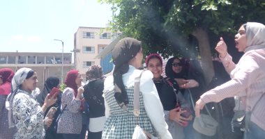 طالبات الثانوية العامة يطلقن الزغاريد فى آخر يوم امتحانات بلجان دمياط.. صور