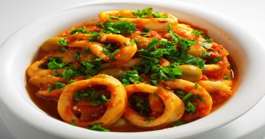 طريقة عمل طاجن السبيط بالصوص الأحمر فى المنزل.. جددى مطبخك