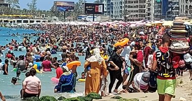 الإسكندرية فى أول جمعة بعد انتهاء امتحانات الثانوية العامة.. زحام وتكدس بالشواطئ الشرقية.. 7 شواطئ كاملة العدد.. و"السياحة والمصايف" توجه رحلات اليوم الواحد إلى بحرى.. ونسب الإشغال بعروس المتوسط 100%