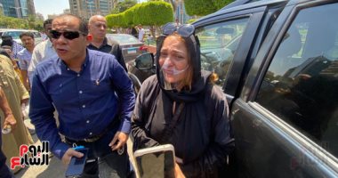 الحزن يسيطر على نهلة سلامة أثناء وصول جثمان والدتها مسجد مصطفى محمود.. صور