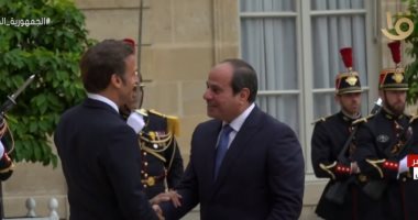 القناة الأولى تبث لحظة وصول الرئيس السيسي إلى قصر الإليزيه ولقاء ماكرون