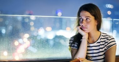 5 علامات بتقولك إنك لسه ما نجحتيش فى الموف أون.. أبرزها احتفاظك بصوره